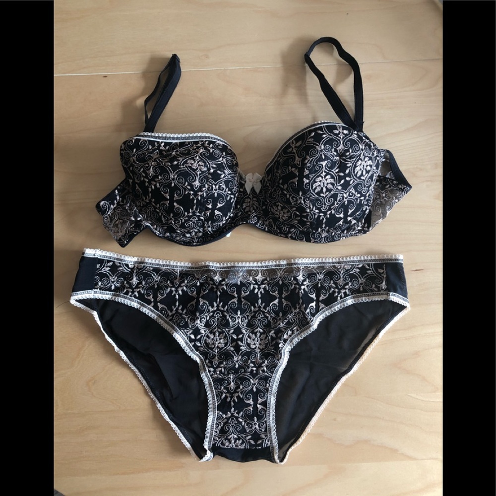 New woman lingerie bra and panty set - Picture 3 of 14
